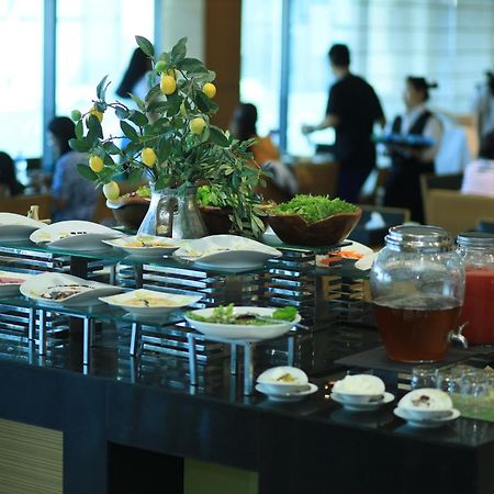 Ramee Grand Hotel And Spa Manama Dış mekan fotoğraf A buffet at a hotel