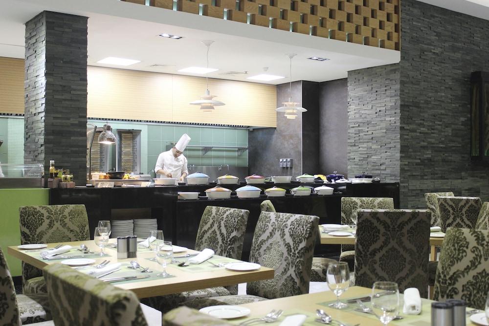 Ramee Grand Hotel And Spa Manama Dış mekan fotoğraf The restaurant