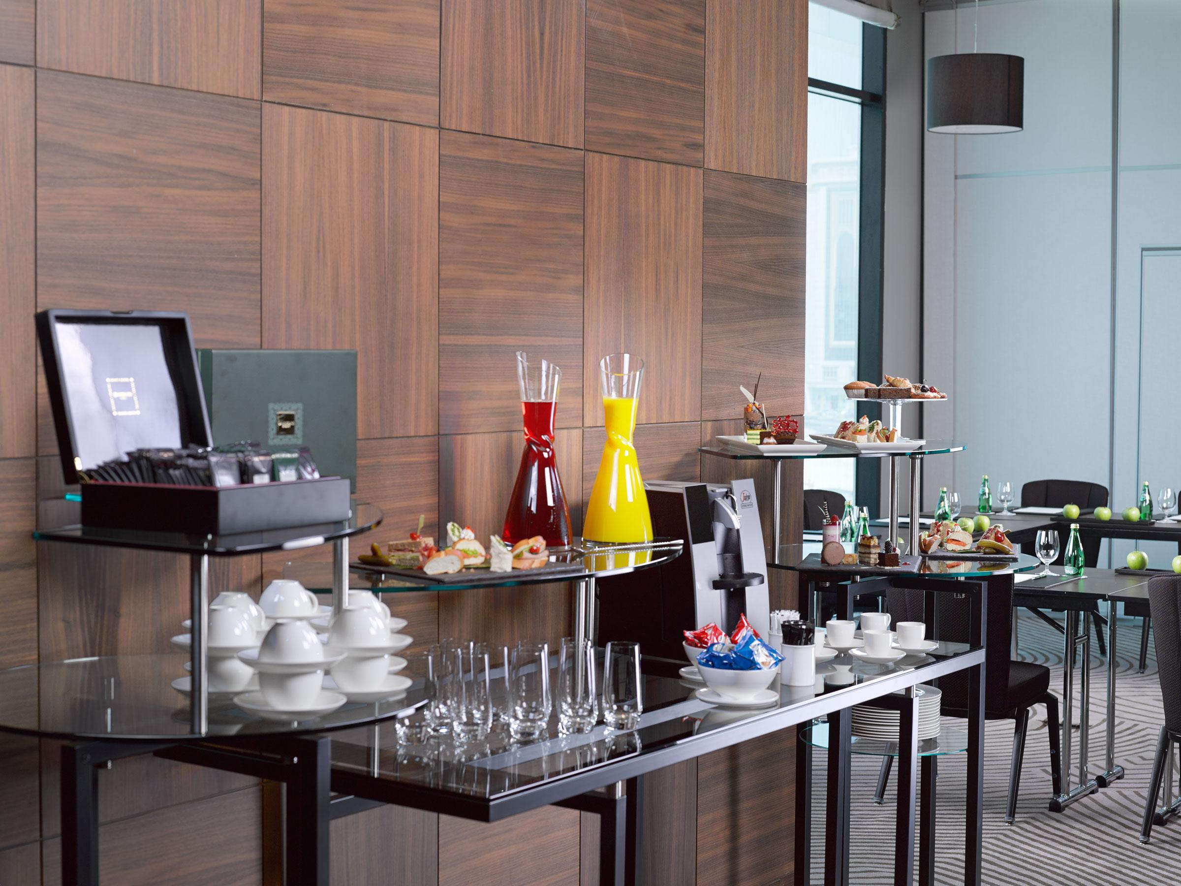 Ramee Grand Hotel And Spa Manama Dış mekan fotoğraf A buffet at a hotel