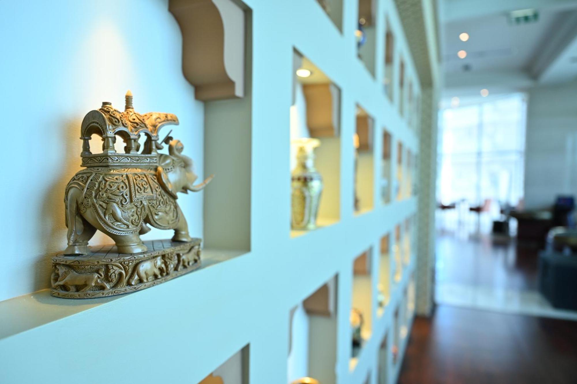 Ramee Grand Hotel And Spa Manama Dış mekan fotoğraf Interior of the hotel