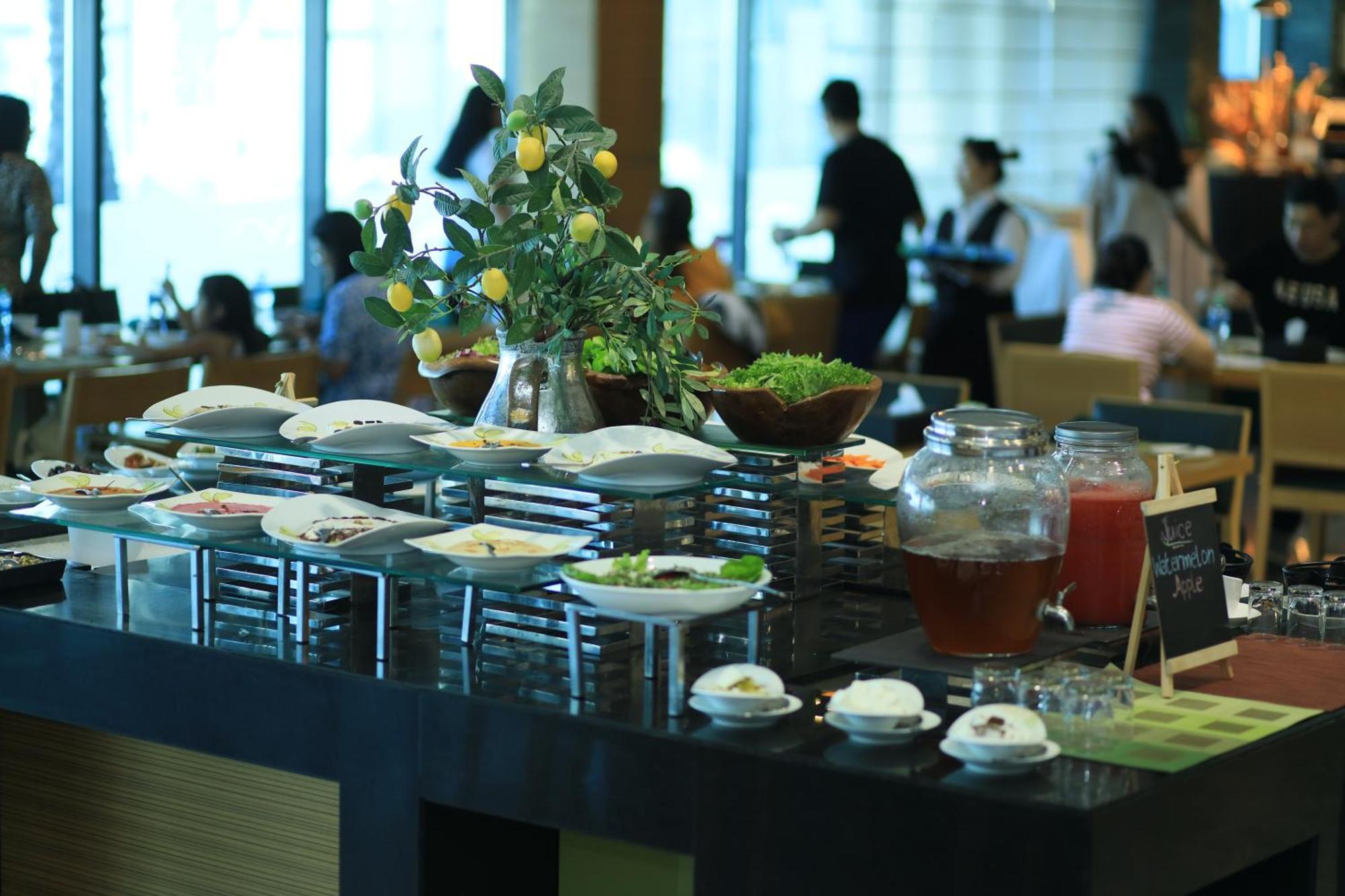 Ramee Grand Hotel And Spa Manama Dış mekan fotoğraf A buffet at a hotel