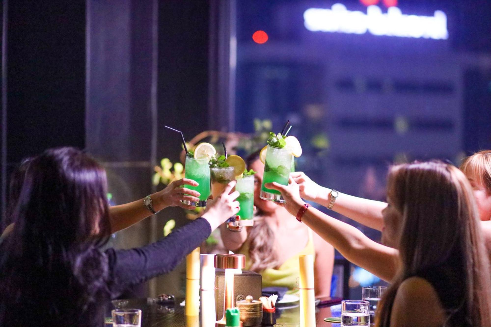 Ramee Grand Hotel And Spa Manama Dış mekan fotoğraf A group of friends toasting with cocktails