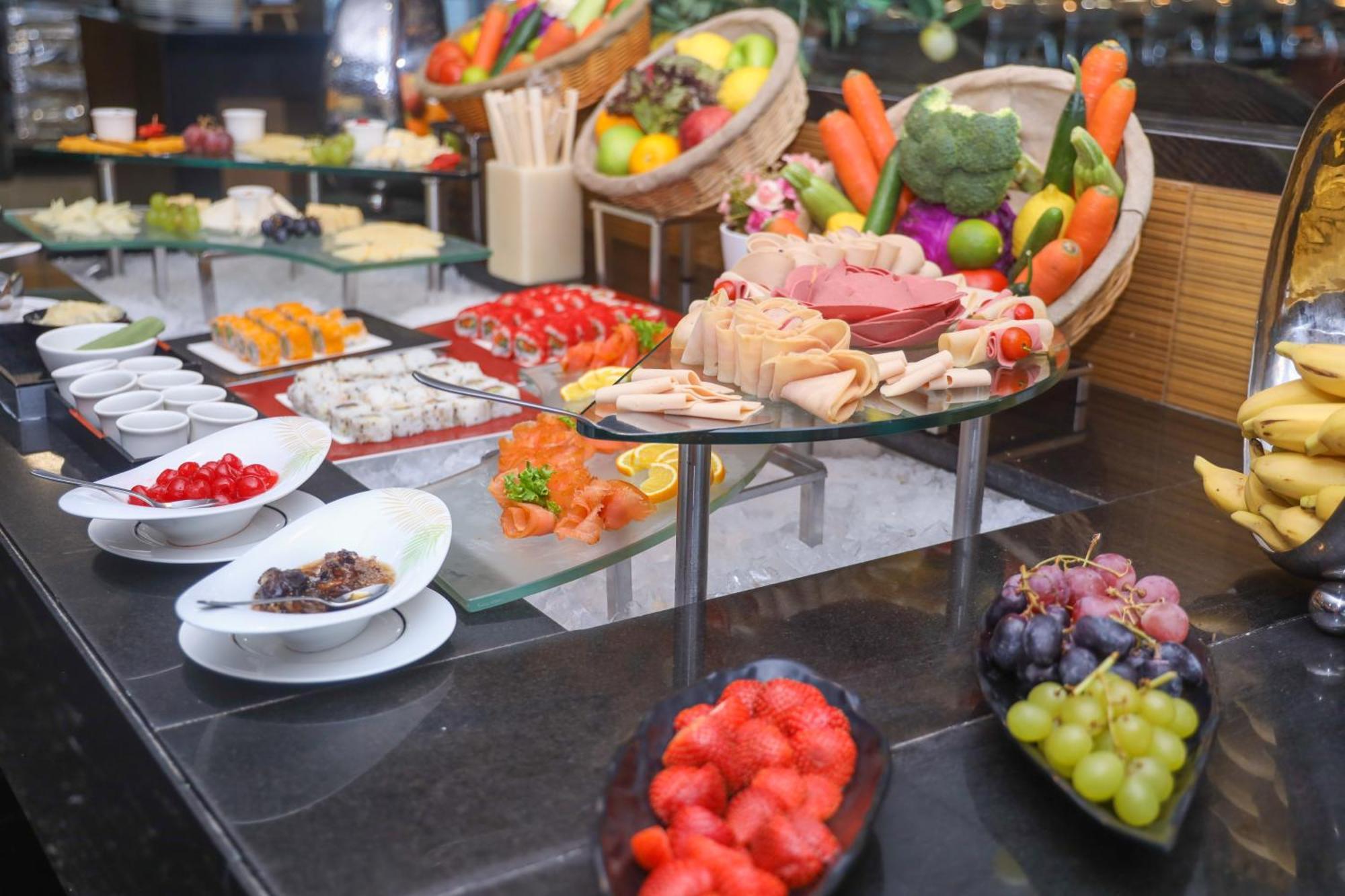 Ramee Grand Hotel And Spa Manama Dış mekan fotoğraf A buffet at a hotel