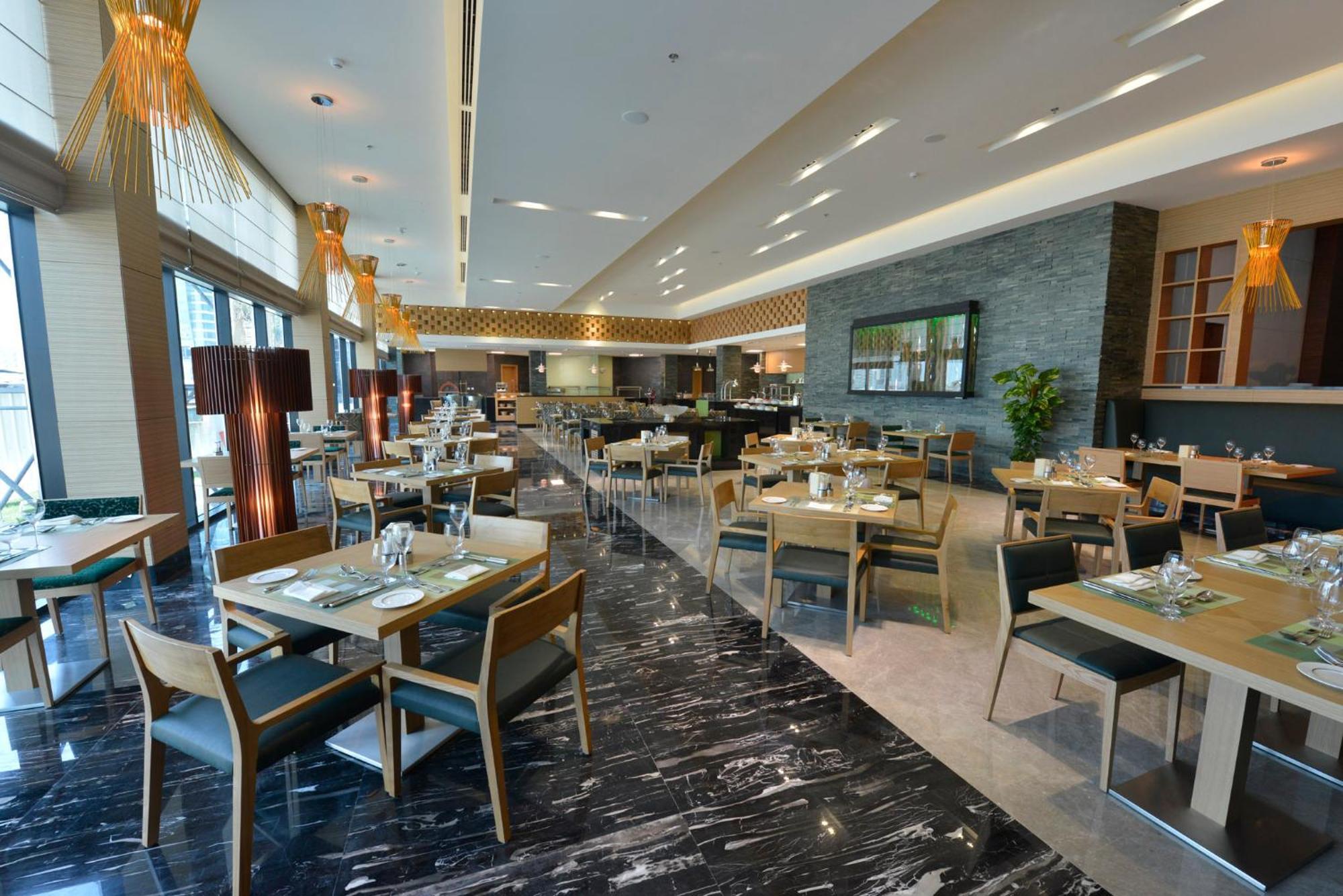 Ramee Grand Hotel And Spa Manama Dış mekan fotoğraf The restaurant