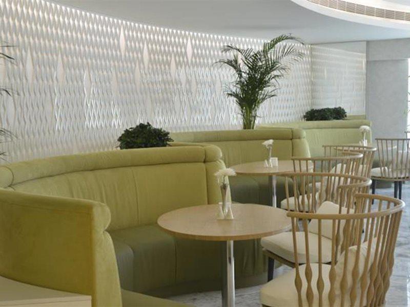 Ramee Grand Hotel And Spa Manama Dış mekan fotoğraf The interior of the lounge