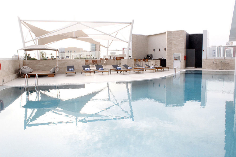 Ramee Grand Hotel And Spa Manama Dış mekan fotoğraf The pool at the hotel
